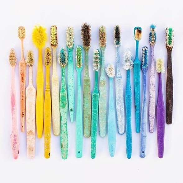 Residuo de cepillos de dientes multicolores